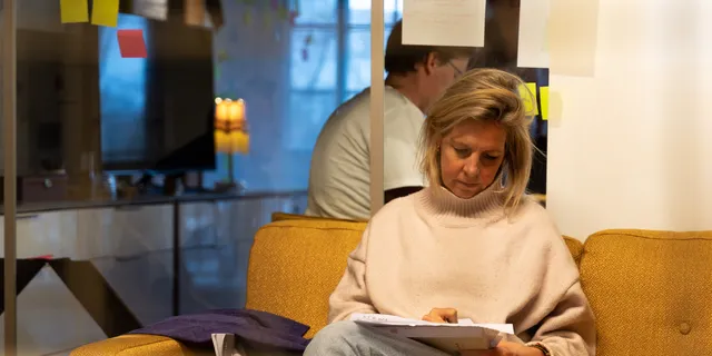 A participant working through course material on a sofa