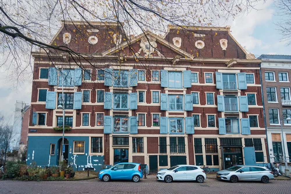 Front of the SUE building on 's-Gravenhekje in Amsterdam, with light blue shutters